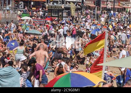 Scarborough, Royaume-Uni. 31 juillet 2020. Scarborough, Royaume-Uni, Weather Scarborough, Royaume-Uni. Les membres du public profitent de la journée la plus chaude de l'année sur la plage de Scarborough cet après-midi. Les amateurs de soleil affluent sur le front de mer de Scarborough car les températures devraient atteindre 30 degrés Celsius en Angleterre. Crédits photos crédit: Ioannis Alexopoulos/Alay Live News Banque D'Images