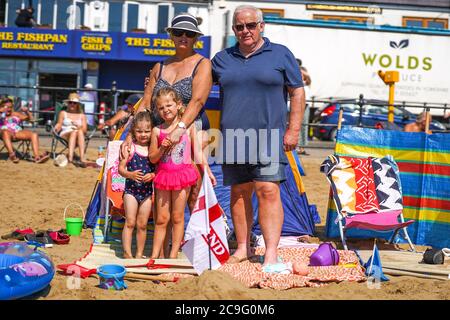 Scarborough, Royaume-Uni. 31 juillet 2020. Scarborough, Royaume-Uni, Weather Michael Robinson, Dawn Robinson, Olivia Nola et Emily Nolan posent pour une photo pendant le jour le plus chaud de l'année sur la plage de Scarborough cet après-midi. Les amateurs de soleil affluent sur le front de mer de Scarborough car les températures devraient atteindre 30 degrés Celsius en Angleterre. Crédits photos crédit: Ioannis Alexopoulos/Alay Live News Banque D'Images