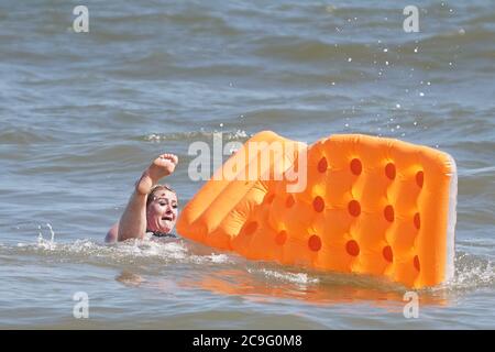 Scarborough, Royaume-Uni. 31 juillet 2020. Scarborough, Royaume-Uni, Weather Scarborough, Royaume-Uni. Cette après-midi, une femme profite du jour le plus chaud de l'année sur la plage de Scarborough. Les amateurs de soleil affluent sur le front de mer de Scarborough car les températures devraient atteindre 30 degrés Celsius en Angleterre. Crédits photos crédit: Ioannis Alexopoulos/Alay Live News Banque D'Images