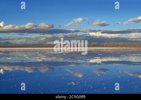 L'effet miroir des flats de sels de Salar de Uyuni ou d'Uyuni à la fin de la saison des pluie, site du patrimoine mondial de l'UNESCO en Bolivie, Amérique du Sud Banque D'Images