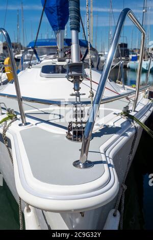 Arc d'un yacht amarré dans une marina. Cordes et voiles. Banque D'Images