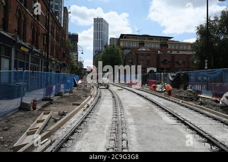 Des voies de tramway sont disposées le long de Broad Street jusqu'à cinq voies dans le centre-ville de Birmingham, en Angleterre, au Royaume-Uni Banque D'Images