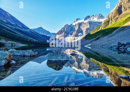 Magnifique Mont Quadra recouvert d'un glacier qui se reflète au large du lac de consolation supérieur, près du lac Moraine, dans le parc national Banff, Alberta, Canada. Banque D'Images