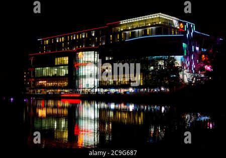 Vue nocturne de la Resorts World Arena au National Exhibition Centre de Birmingham, Angleterre, un divertissement intérieur avec 16000 places. Banque D'Images