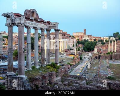 Le Temple de Saturne dans le Forum romain - Rome, Italie Banque D'Images
