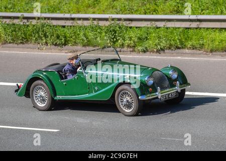 1968 course Green Morgan ; véhicules mobiles pour la circulation automobile, voitures conduisant des véhicules sur les routes du Royaume-Uni, moteurs des années 60, conduite sur le réseau d'autoroute M6. Banque D'Images