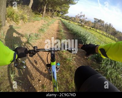 VTT sur un sentier de terre au printemps. Sardaigne, Italie Banque D'Images