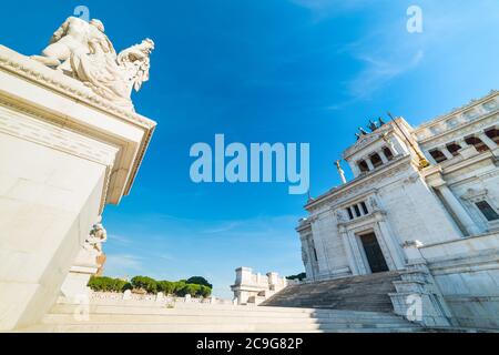 Statues dans l'autel de la patrie sous un soleil éclatant à Rome, Italie Banque D'Images