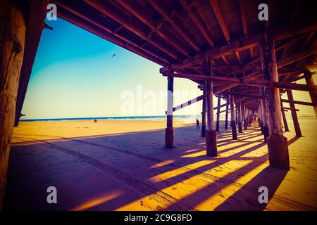 Jetée en bois à Newport Beach au coucher du soleil, comté d'Orange. Californie du Sud, États-Unis Banque D'Images