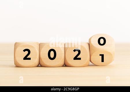 Concept de la nouvelle année. Blocs en bois avec 2020 2021 chiffres. Copier l'espace Banque D'Images