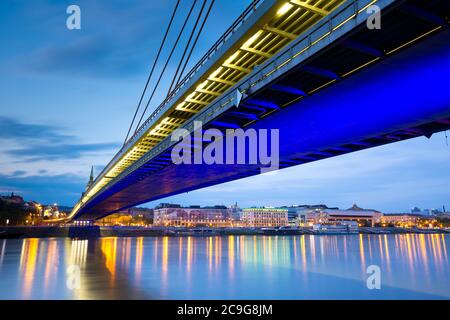 Vue sur le Danube et le pont SNP à Bratislava, Slovaquie. Banque D'Images