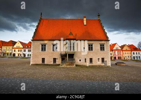 Hôtel de ville sur la place principale de la ville de Bardejov, classée au patrimoine mondial de l'UNESCO. Banque D'Images