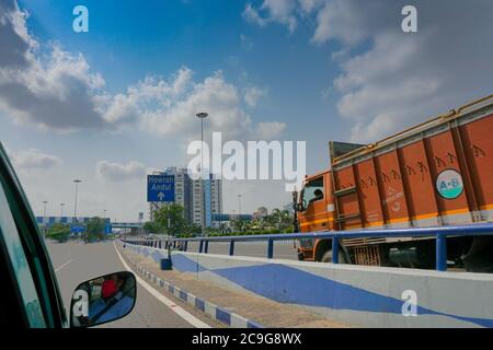 Kolkata, Bengale-Occidental, Inde - 23 mai 2020 : ciel bleu avec nuages blancs sur le 2ème pont Hoogly, reliant Howrah et Kolkata. Banque D'Images