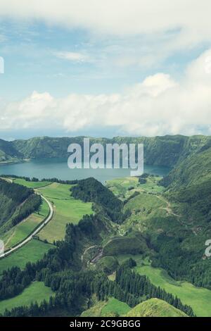 Vue aérienne de Boca do Inferno - lacs de Sete Cidades cratères volcaniques sur l'île San Miguel, Açores, Portugal Banque D'Images