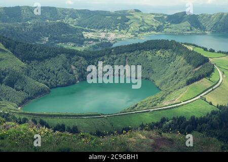 Vue aérienne de Boca do Inferno - lacs de Sete Cidades cratères volcaniques sur l'île San Miguel, Açores, Portugal Banque D'Images