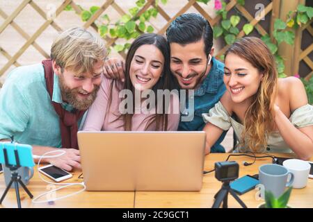 Jeunes amis filmant vidéo vlog pour la chaîne Web en ligne - heureux les gens du millénaire ayant le plaisir de faire le streaming en direct à l'aide de smartphone CAM et de l'ordinateur Banque D'Images