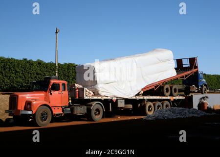 Balle de coton dans l'industrie de prêt de camion Banque D'Images