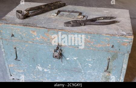 pinces et pinces sur les anciens outils pour les travaux ménagers, look vintage fermé avec un cadenas, peinture de temps Banque D'Images