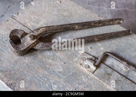 pince sur les outils anciens pour les travaux ménagers, look vintage, boîte à outils en bois ancien, peinture de temps Banque D'Images