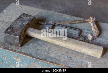 Burin et marteau sur les anciens outils pour les travaux ménagers, look vintage, sur boîte à outils en bois ancien, peinture de travail à temps Banque D'Images