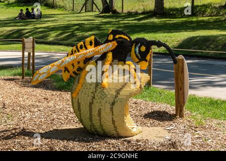 Des modèles d'animaux en briques lego de grande taille au zoo de Marwell, Royaume-Uni, un sentier d'activités pour enfants. Un modèle de guêpe allemand. Banque D'Images