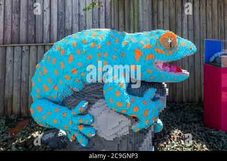 Des modèles d'animaux en briques lego de grande taille au zoo de Marwell, Royaume-Uni, un sentier d'activités pour enfants. Un modèle gecko. Banque D'Images