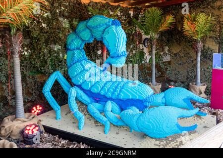 Des modèles d'animaux en briques lego de grande taille au zoo de Marwell, Royaume-Uni, un sentier d'activités pour enfants. Un modèle de scorpion Banque D'Images