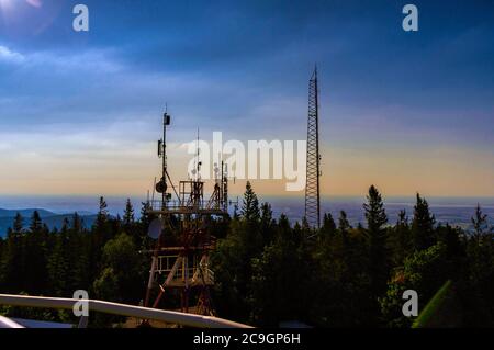 Prise de vue en grand angle depuis le dessus de la forêt et des montagnes à Bielsko biala, située dans le sud de la Pologne, en Europe Banque D'Images