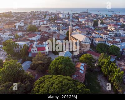 Vue aérienne sur le vieux marché des esclaves dans la cathédrale anglicane au coucher du soleil à Stone Town, Zanzibar, Tanzanie Banque D'Images