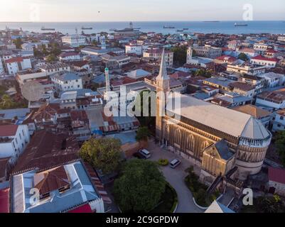 Vue aérienne sur le vieux marché des esclaves dans la cathédrale anglicane au coucher du soleil à Stone Town, Zanzibar, Tanzanie Banque D'Images