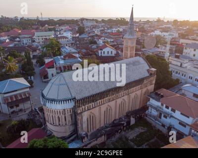 Vue aérienne sur le vieux marché des esclaves dans la cathédrale anglicane au coucher du soleil à Stone Town, Zanzibar, Tanzanie Banque D'Images