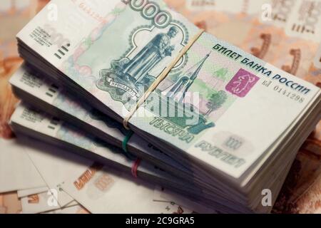 Un paquet de billets sur le fond des autres billets. 1000 et 5000 roubles Banque D'Images