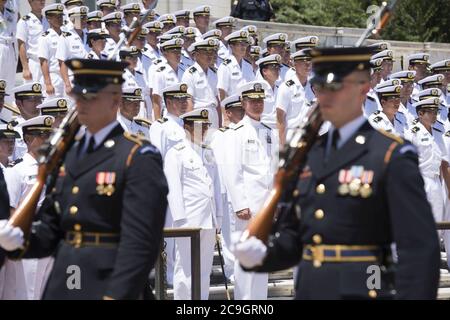 Le commandant de l'escadron d'entraînement japonais dépose une couronne à la tombe du soldat inconnu dans la cimetière national d'Arlington (27713340283). Banque D'Images