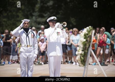 Le commandant de l'escadron d'entraînement japonais dépose une couronne à la tombe du soldat inconnu dans la cimetière national d'Arlington (27712991314). Banque D'Images