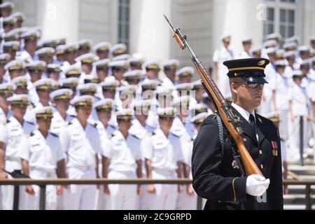 Le commandant de l'escadron d'entraînement japonais dépose une couronne à la tombe du soldat inconnu dans la cimetière national d'Arlington (27712995214). Banque D'Images