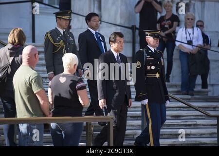 L'ancien ministre des Finances du Japon dépose une couronne à la tombe du soldat inconnu dans le cimetière national d'Arlington (29635885114). Banque D'Images