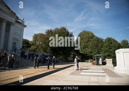 L'ancien ministre des Finances du Japon dépose une couronne à la tombe du soldat inconnu dans le cimetière national d'Arlington (30266503015). Banque D'Images