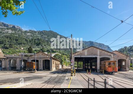 Tramway d'époque à Soller Majorque à la gare, île de Majorque, Iles Baléares, Espagne. Montagnes magnifique paysage Banque D'Images