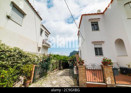 Maisons pittoresques sous un ciel nuageux à Capri, en Italie Banque D'Images