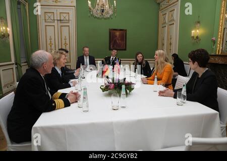 Ivanka Trump rencontre le ministre allemand de la Défense, Ursula von der Leyen (47053312622). Banque D'Images