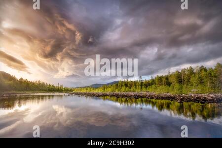 Des orages de nuages au-dessus de la mer, Gaellivar, Norrbotten laen, Suède Banque D'Images