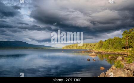 Des orages de nuages au-dessus de la mer, Gaellivar, Norrbotten laen, Suède Banque D'Images