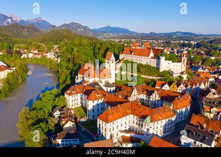 Monastère Sankt Mang et Hohes Schloss, Fuessen, rivière Lech, enregistrement de drones, Allgaeu est, Allgaeu, Swabia, Bavière, Allemagne Banque D'Images