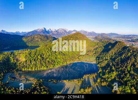 Schwansee près de Schwangau, gauche Alpsee, Koenigswinkel, derrière Tannheimer Berge, vue aérienne, Ostallgaeu, Allgaeu, Swabia, Bavière, Allemagne Banque D'Images