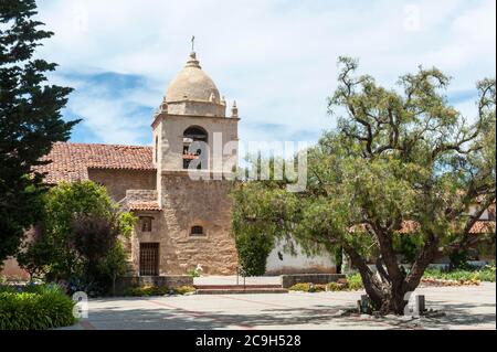 Eglise catholique, ancienne Mission espagnole, Mission San Carlos Borromeo de Carmelo, Tour de l'Eglise, arbre dans le Yard, Carmel-by-the-Sea, Californie, Etats-Unis Banque D'Images