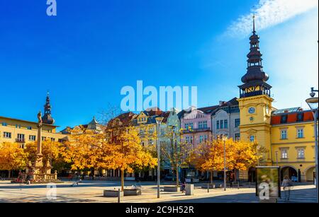 Vue de la place Masaryk, place centrale de Ostrava ville donnant sur l'Ancien hôtel de ville et la colonne mariale sur la journée ensoleillée d'automne, République Tchèque Banque D'Images