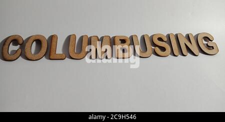 Columbusing dernier vocabulaire présenté sur la texture du papier blanc avec des alphabets en bois pour le modèle de communication moderne. Banque D'Images