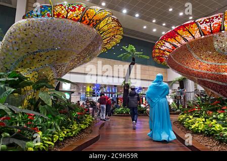 Gobelets en verre faits de éclats de verre de couleur chatoyante et réfléchissante, Hall de départ de transit dans le terminal 2, aéroport Changi de Singapour, Singapour Banque D'Images