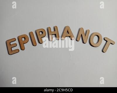 Epiphanot dernier vocabulaire présenté sur la texture du papier blanc avec des alphabets en bois pour le modèle de communication moderne. Banque D'Images