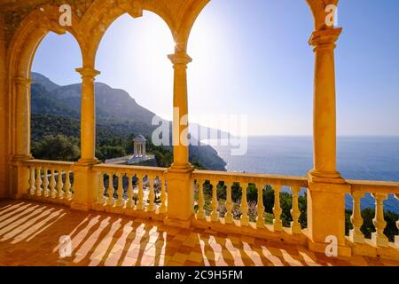 Vue depuis la loggia du manoir de son Marroig, près de Deia, Serra de Tramuntana, Majorque, Iles Baléares, Espagne Banque D'Images